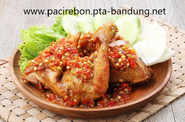 Ayam Penyet dengan Sambal Terasi yang Pedas